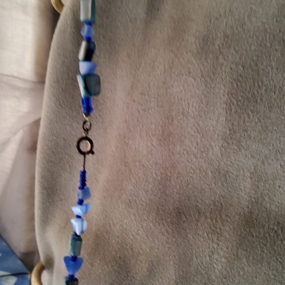 Blues Mother of Pearl Shell Neclace - Picture 3 of 6